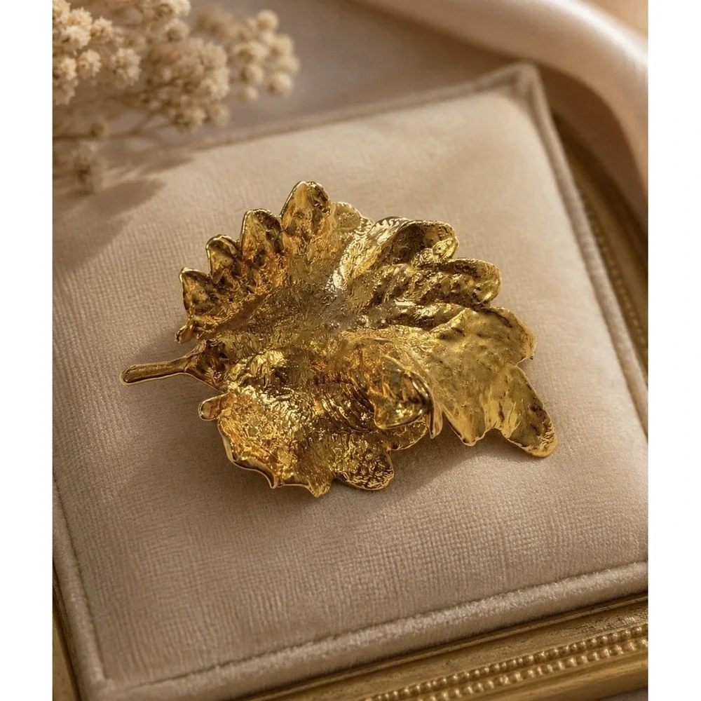 Vintage Gold-Tone Leaf Brooch 2.5-inch circa 1960s–1980s Costume Jewelry